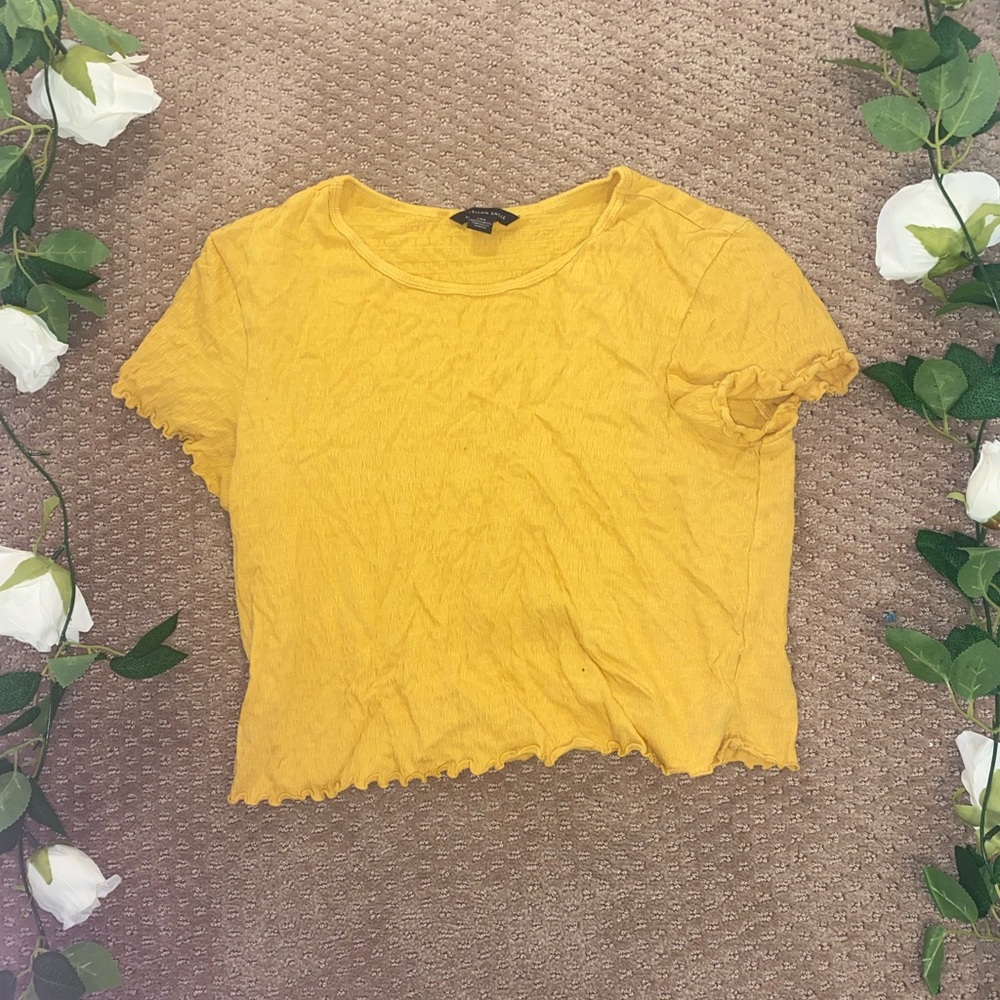 American Eagle Women’s Textured T-Shirt Size Large Yellow
